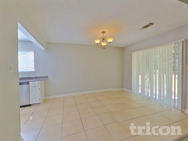 Building Photo - 9980 Lake Forest Way