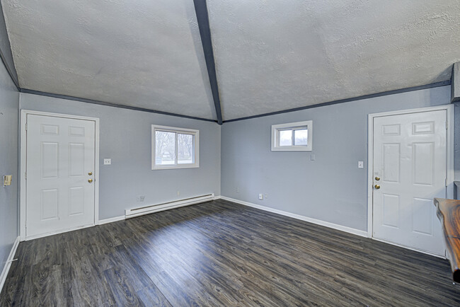 Building Photo - 8465 Bluff Rd