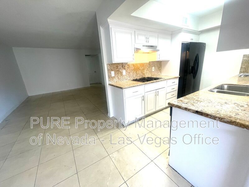 Foto principal - 1405 E Vegas Valley Dr