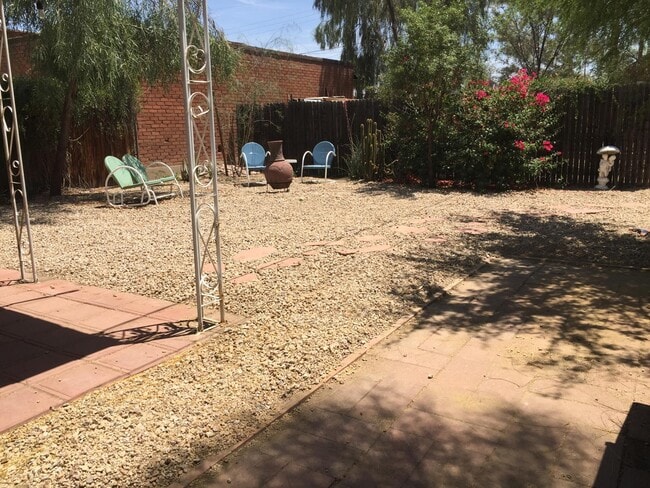 Building Photo - 725 W Pierce St