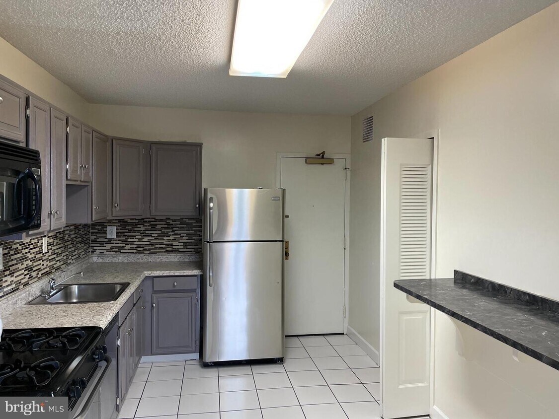 Primary Photo - 3701 S George Mason Dr