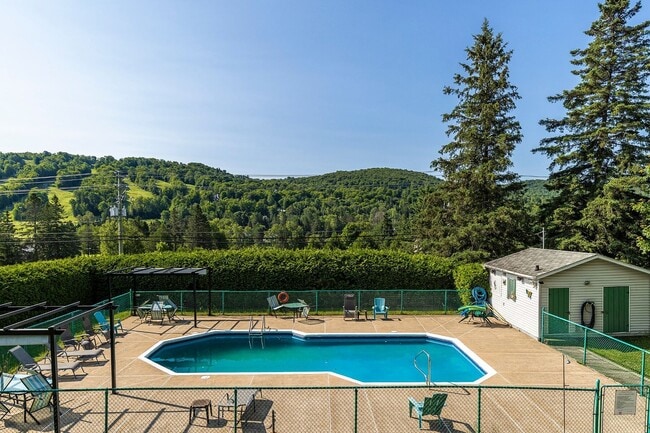 Building Photo - 775 Rue Principale