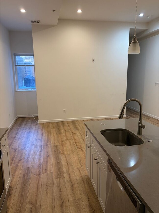 Building Photo - 737 S 4th St