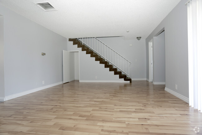 3 HAB, 1.5 BA: 1,350 ft² - Norwalk Apartments