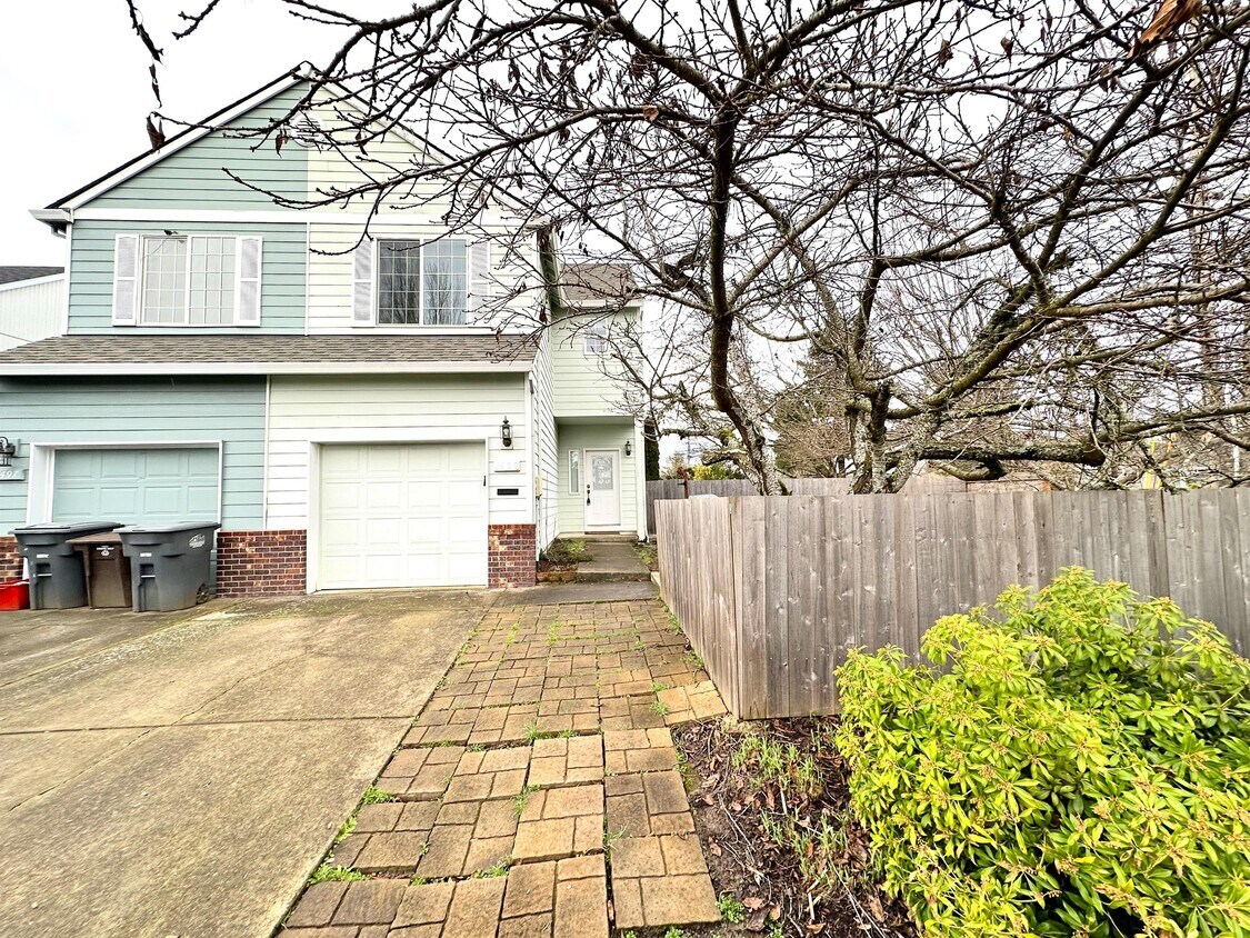 Primary Photo - 1499 NE Birkshire Ct