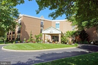 Building Photo - 677 Elm St