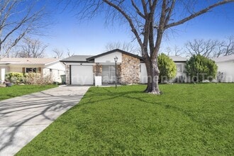 Building Photo - 512 Livingston Dr