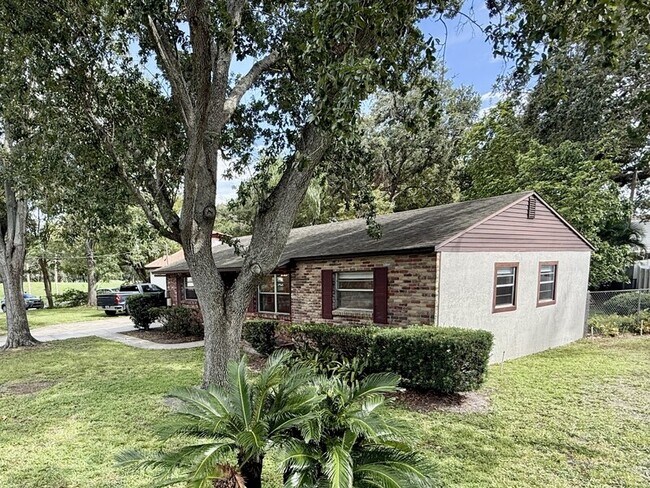 Building Photo - 1502 W Country Club Dr