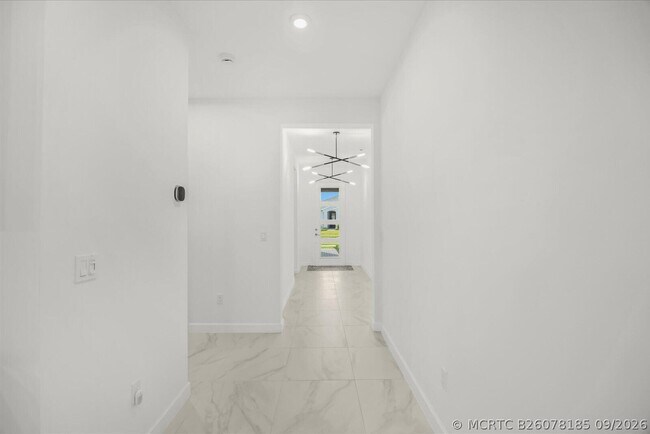 Building Photo - 10550 SW Orana Dr