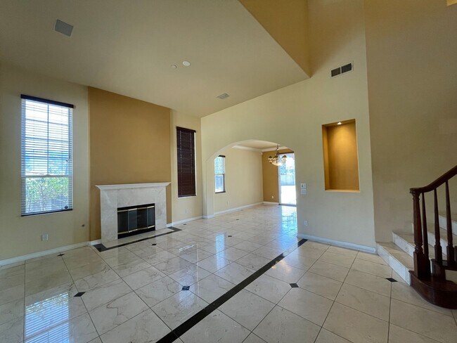 Foto del edificio - Spacious 5 Bedroom-4 Bathroom Two Story Ho...
