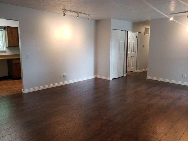 Building Photo - 255 Drumm Ln