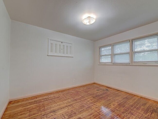 Building Photo - 4469 Mohegan Dr