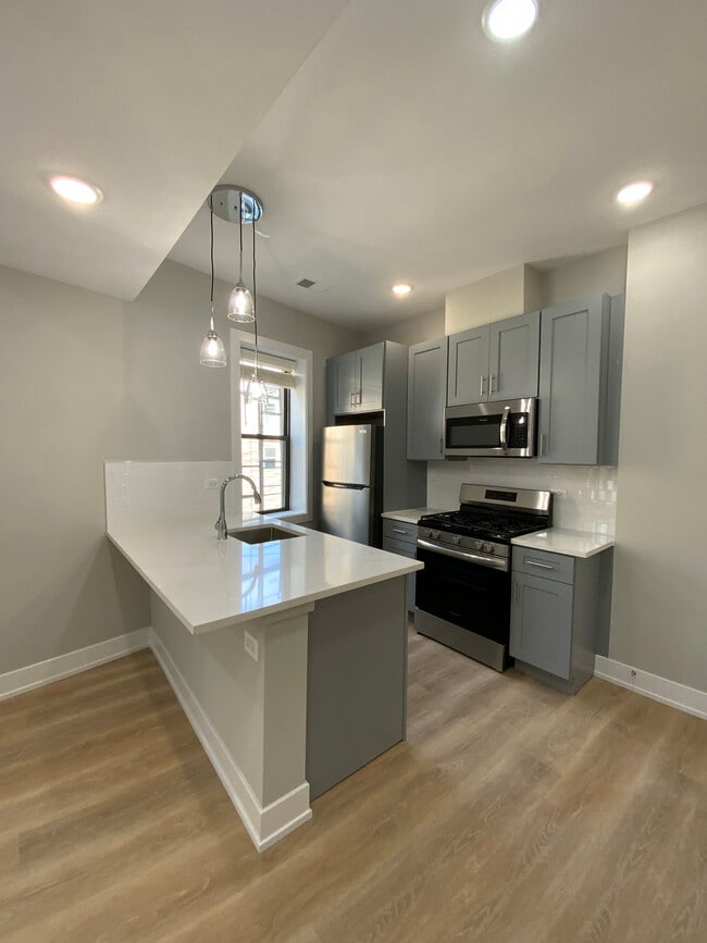 Building Photo - 423 W Belden Ave