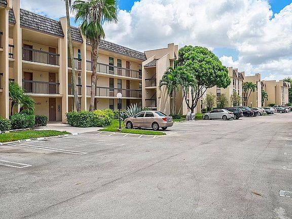 Foto del edificio - 8433 Forest Hills Dr
