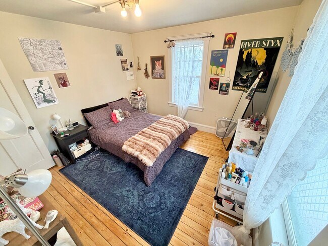 Foto del edificio - 3 Bedroom Apartment in Burlington VT Available NOW! OFF STREET PARKING, LAUNDRY, HEAT INCLUDED!