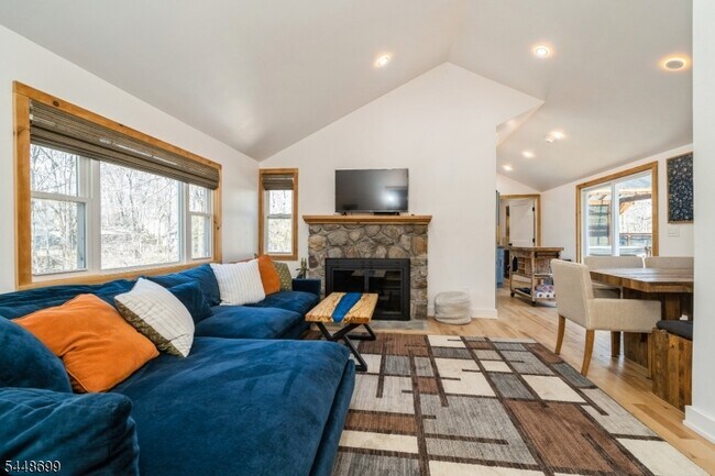 Foto del edificio - 100 Poplar Ln