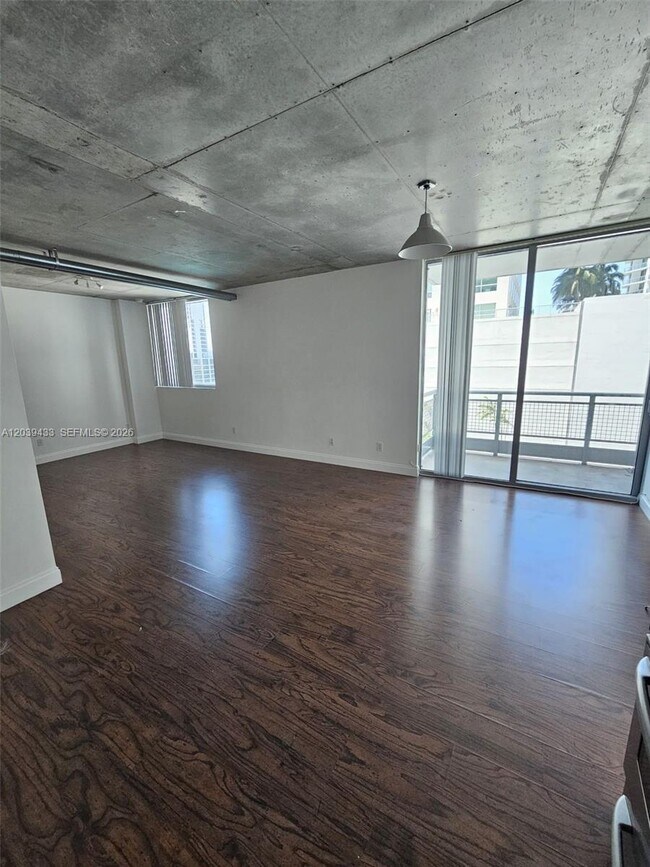 Foto del edificio - 690 SW 1st Ct