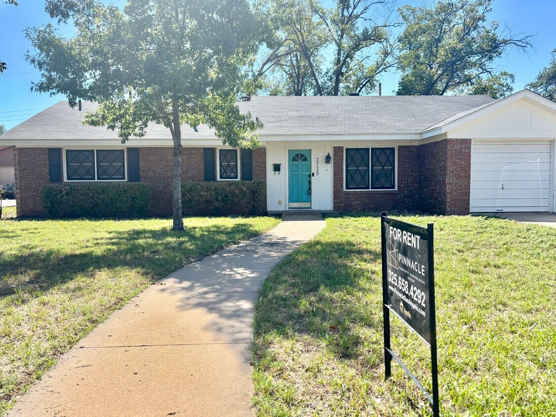 Foto principal - COMING SOON! 4 Bedroom Home In College Hills!