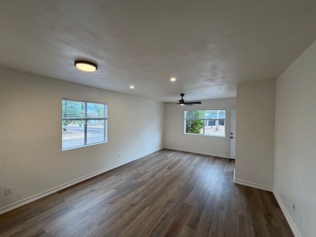 Foto del edificio - FRESHLY REMODELED!