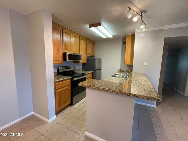 Foto del edificio - 8055 Thomas Rd