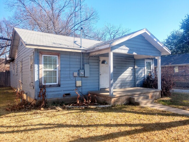Building Photo - $1295.00 - 2 bedroom 1 bathroom house in c...