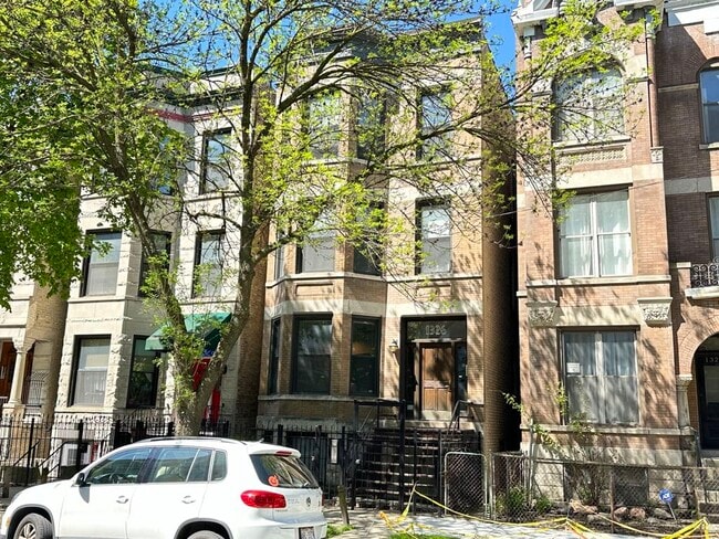 Building Photo - 1326 N Claremont Ave