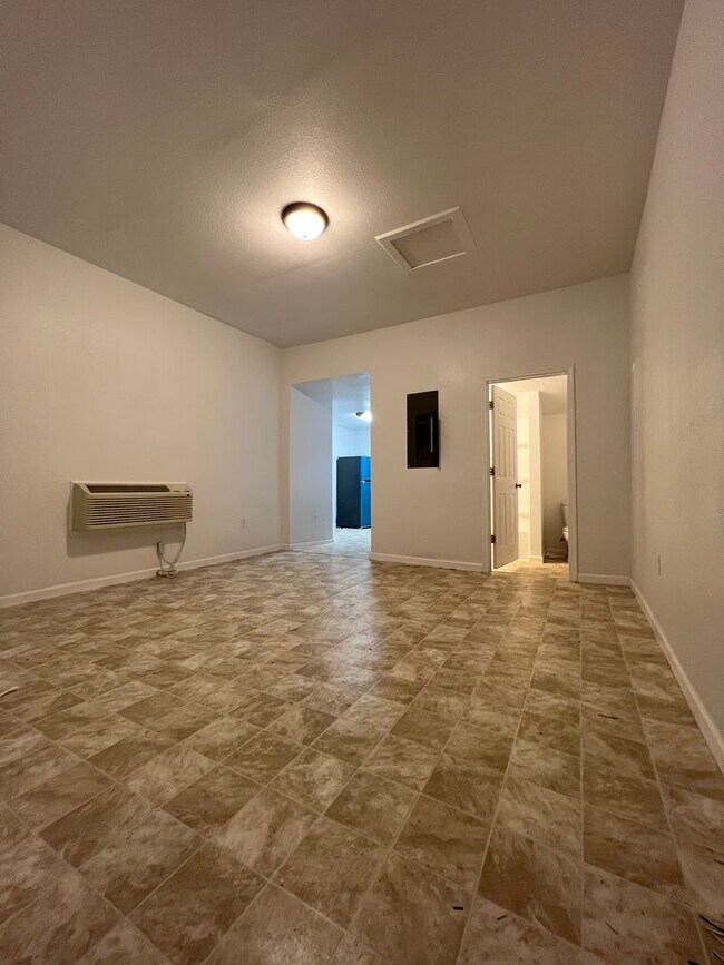 Foto del edificio - Available now close to C-street 1 bedroom ...