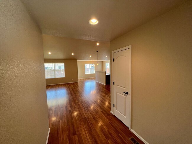 Foto del edificio - 1042 E 25th St