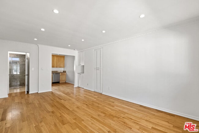 Foto del edificio - 1233 N Harper Ave