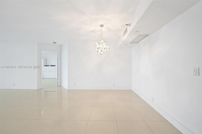 Foto del edificio - 3500 Mystic Pointe Dr