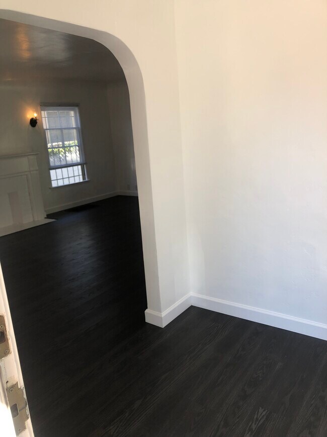 Entry - 4134 Sutro Ave