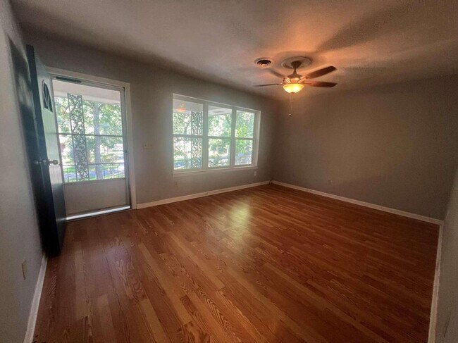 Foto del edificio - 3332 Springdale Rd