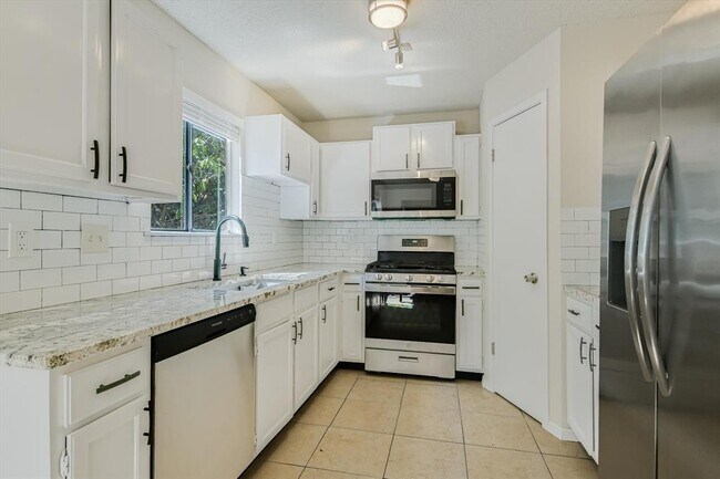 Building Photo - 1009 Peggotty Pl