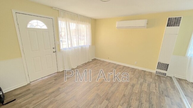 Building Photo - 317 Pelly Ave N