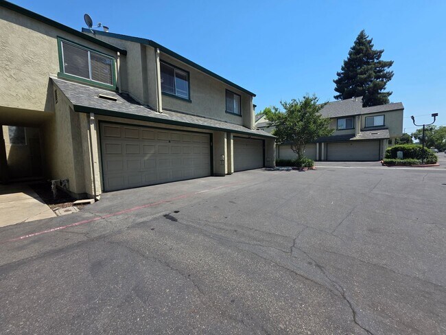 Foto del edificio - 3 bedroom condo w/2 car garage!