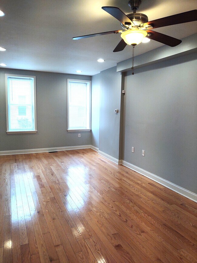 Building Photo - 371 Tree St