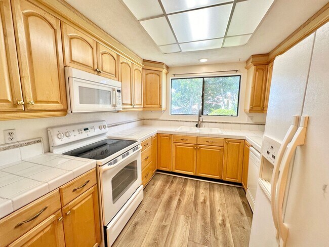 Building Photo - Stunning and Spacious Condo in Bay Park! 2...
