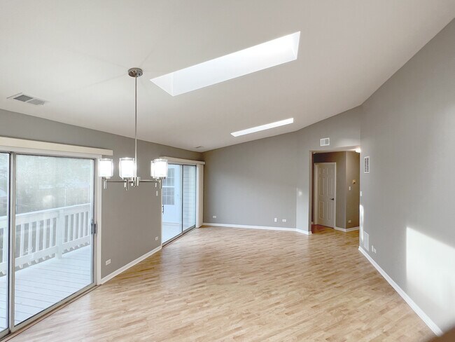Building Photo - 1242 E Evergreen Dr