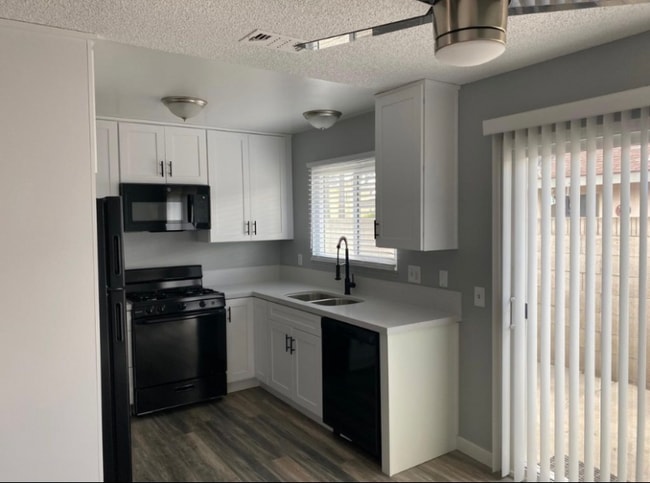 Building Photo - 2729 W Yale Ave