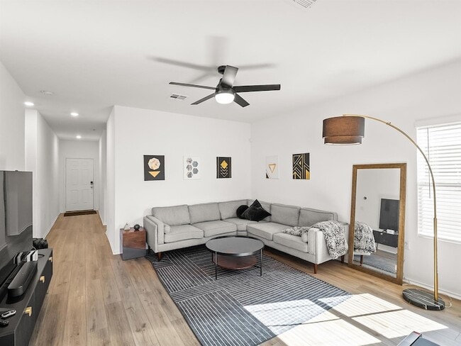 Building Photo - 2729 Louris Ln