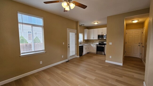 Building Photo - Spacious well maintained 3 bedroom home