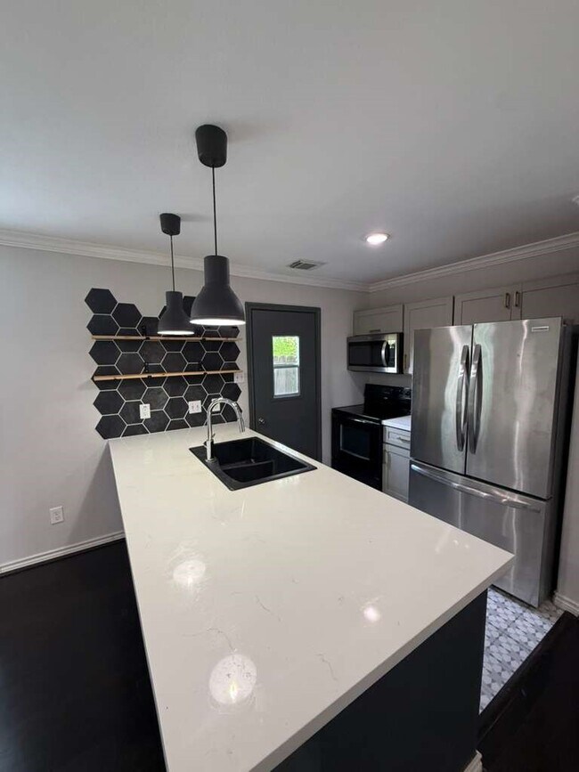 Foto del edificio - 9623 Elmview Pl