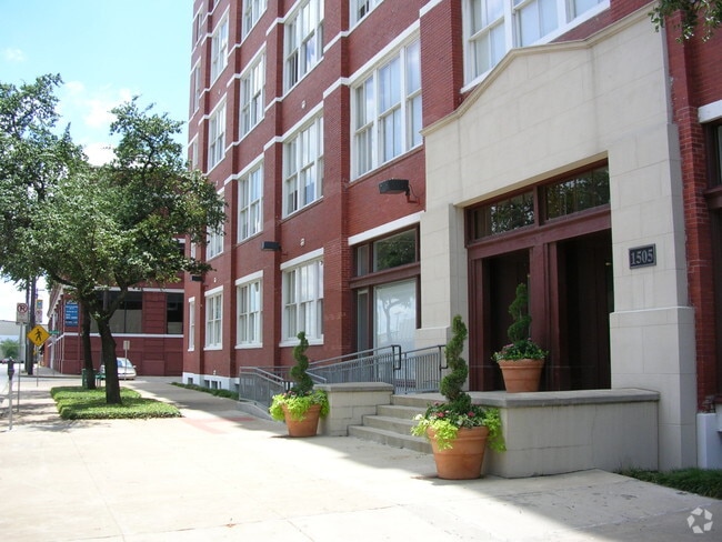 Building Photo - South Side on Lamar