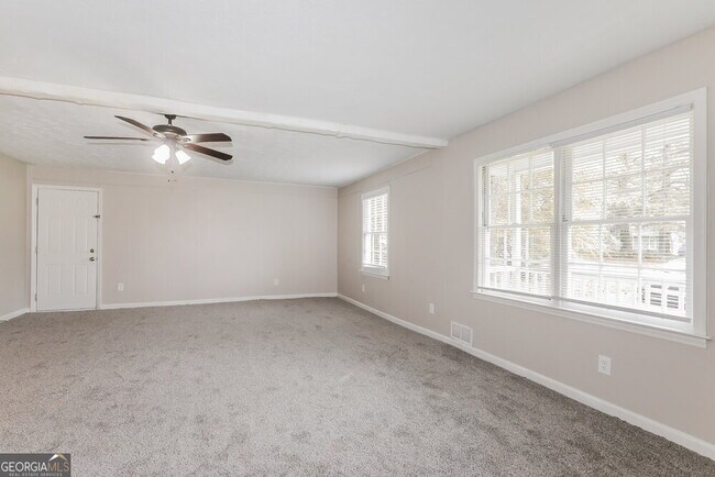 Building Photo - 583 Lakeridge Cir SE