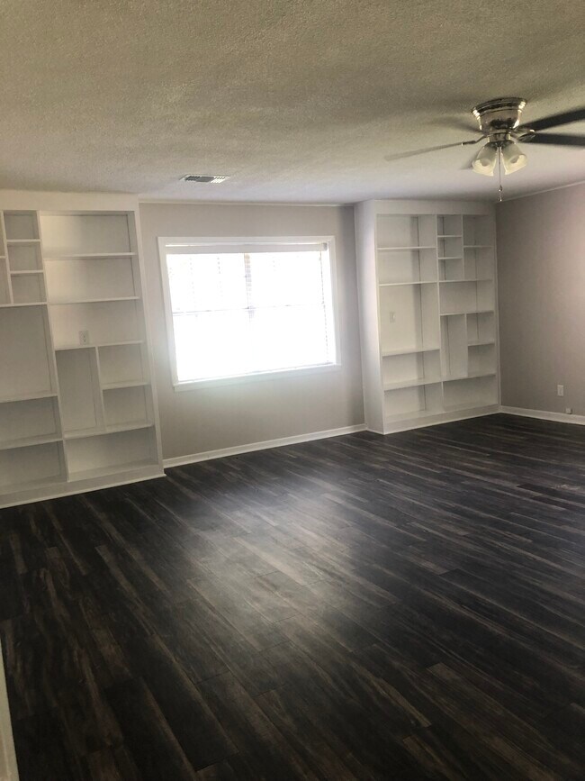 Sala adicional con módulos integrados y espacio de almacenamiento adicional - 100 Medina Dr