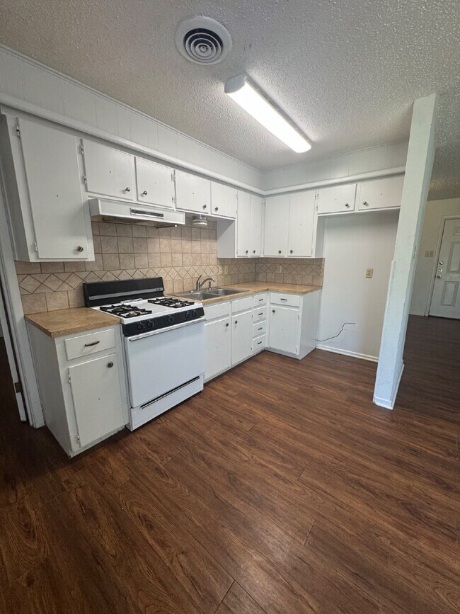 Building Photo - Charming 3-Bedroom Home with Spacious Layo...