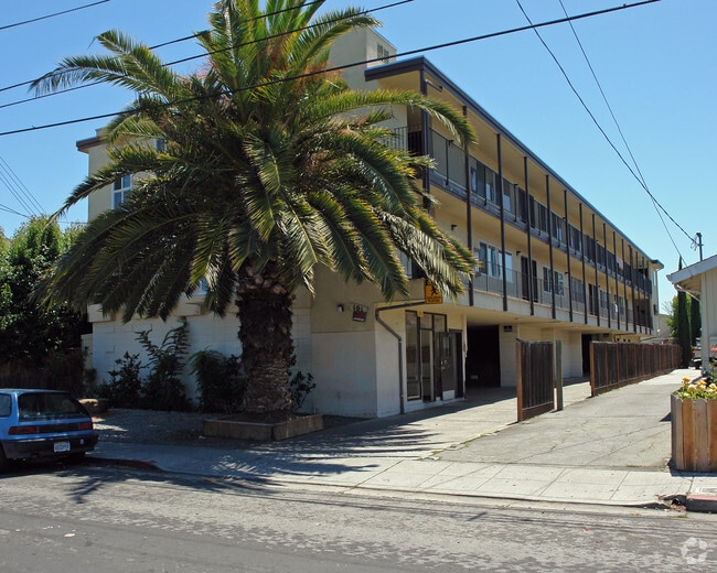 Building Photo - 101 Oak Ave