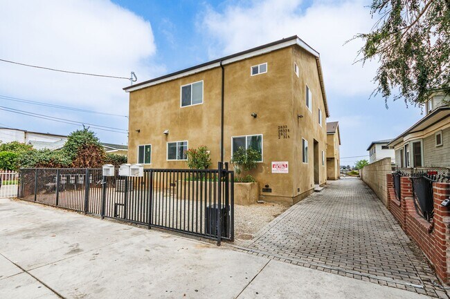 Building Photo - Spacious 4-Bedroom, 3-Bath Home – Modern U...