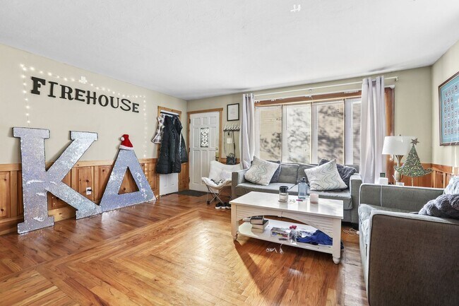 Foto del edificio - Spacious 7-Bedroom Home with Chalet Interior & Ample Parking – Ewing, NJ