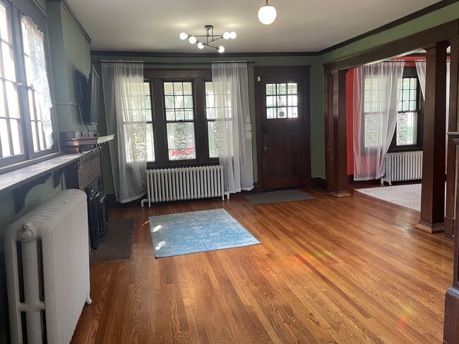 Foto del edificio - Charming Minneapolis 3-Bedroom Home Availa...